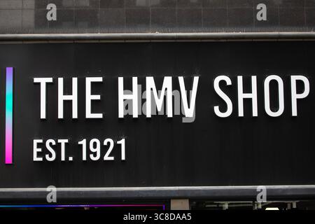 Londres, Royaume-Uni - 9 septembre 2024 : le panneau sur l'extérieur du célèbre magasin HMV sur Oxford Street à Londres, Royaume-Uni. Banque D'Images