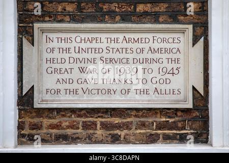 Une plaque de pierre à l'extérieur de la chapelle Grosvenor à Mayfair, Londres, commémorant le service divin des forces armées américaines à la chapelle du Banque D'Images