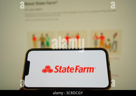 Roosendaal, pays-Bas - 02 août 2025 : un téléphone portable affichant le logo de l'entreprise State Farm, avec le site Web de l'entreprise en arrière-plan. Banque D'Images