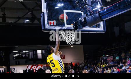 Edmonton, Canada. 03 août 2025. Edmonton Stinger (25) Keon Ambrose-Hylton remporte 2 points en saison régulière au Centre des expositions d'Edmonton. Crédit : SOPA images Limited/Alamy Live News Banque D'Images