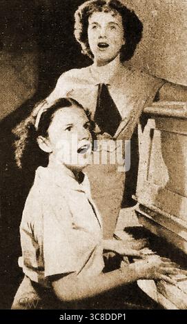 FILM - CINÉMA - HISTOIRE - Judy Garland (vrai nom Frances Ethel Gumm ; 1922 -1969) et Deanna Durbin, (vrai nom Edna May Durbin 1921 – 2013) apparaissant ensemble dans le court UN DIMANCHE APRÈS-MIDI. Banque D'Images