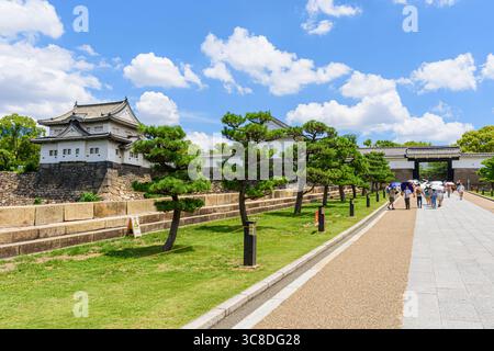 Personnes entrant dans la porte OTE-mon surplombée par la tourelle Sengan-yagura, château d'Osaka, Osaka, Kansai, Japon Banque D'Images
