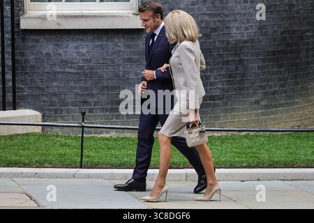 Le Président de la République française Emmanuel Macron et son épouse Brigitte montent Downing Street, à Londres, lors d’une visite d’État au Royaume-Uni Banque D'Images