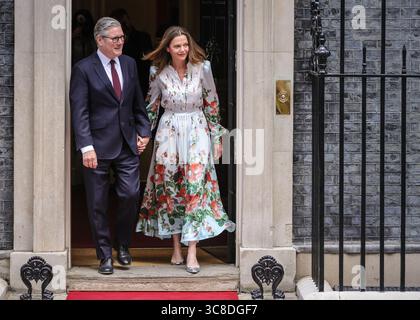 Sir Keir Starmer, premier ministre du Royaume-Uni, et son épouse Lady Victoria Starmer, sortie 10 Downing Street, Londres, Royaume-Uni Banque D'Images