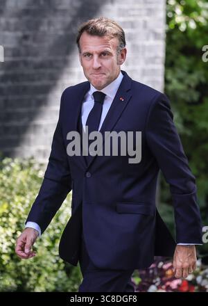 Londres, Royaume-Uni. 10 juillet 2025. Le président de la République française, Emmanuel Macron, est accueilli au 10 Downing Street par Sir Keir Starmer, premier ministre des Nations Unies Banque D'Images