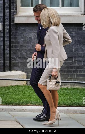 Le Président de la République française Emmanuel Macron et son épouse Brigitte montent Downing Street, à Londres, lors d’une visite d’État au Royaume-Uni Banque D'Images