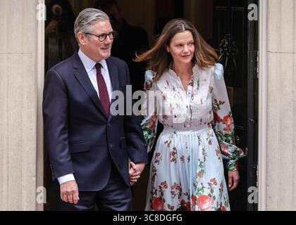 Sir Keir Starmer, premier ministre du Royaume-Uni, et son épouse Lady Victoria Starmer, sortie 10 Downing Street, Londres, Royaume-Uni Banque D'Images