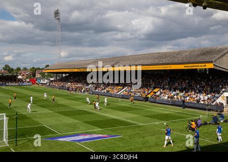 Vue générale du match de football joué au stade de l'abbaye de Cledara. Stade du Cambridge United Football Club Banque D'Images