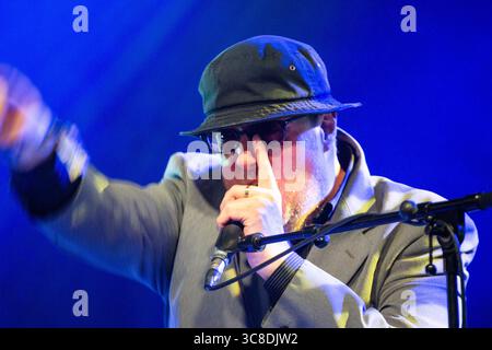 MOONLANDINGZ, CONCERT, 2016 : Adrian Flanagan au chant. La première tournée du supergroupe de musique indépendante Moonlandingz jouant dans The Far Out Tent. Le dernier jour du Green Man Festival 2016 au Glanusk Estate à Brecon, pays de Galles, Royaume-Uni, 21 août 2016. Photo : Rob Watkins/Alamy Live News. INFO : The Moonlandingz est un collectif de rock expérimental anglais formé en 2015 par Adrian Flanagan du Conseil de recherche Eccentronic et Dean Honer avec Saul Adamczewski et Lias Saoudi de Fat White Family. Ils ont émergé d'un concept fictif dans la vie réelle, publiant InterPlanetary Class Classics (2017) et No Rock Banque D'Images
