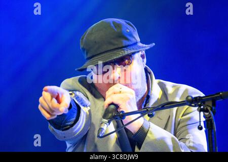 MOONLANDINGZ, CONCERT, 2016 : Adrian Flanagan au chant. La première tournée du supergroupe de musique indépendante Moonlandingz jouant dans The Far Out Tent. Le dernier jour du Green Man Festival 2016 au Glanusk Estate à Brecon, pays de Galles, Royaume-Uni, 21 août 2016. Photo : Rob Watkins/Alamy Live News. INFO : The Moonlandingz est un collectif de rock expérimental anglais formé en 2015 par Adrian Flanagan du Conseil de recherche Eccentronic et Dean Honer avec Saul Adamczewski et Lias Saoudi de Fat White Family. Ils ont émergé d'un concept fictif dans la vie réelle, publiant InterPlanetary Class Classics (2017) et No Rock Banque D'Images