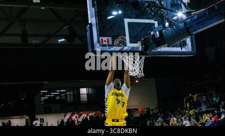 Edmonton, Canada. 03 août 2025. Edmonton Stinger (7) Chris Smith dunks de slam en saison régulière CEBL au Edmonton Expo Centre. (Photo de Ron Palmer/SOPA images/SIPA USA) crédit : SIPA USA/Alamy Live News Banque D'Images