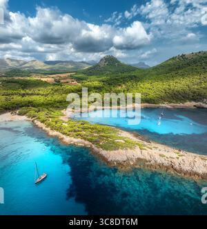 Vue aérienne drone des bateaux, côte rocheuse avec baies turquoise Banque D'Images