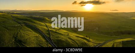 Dramati Sunrise sur Malham Cove Banque D'Images