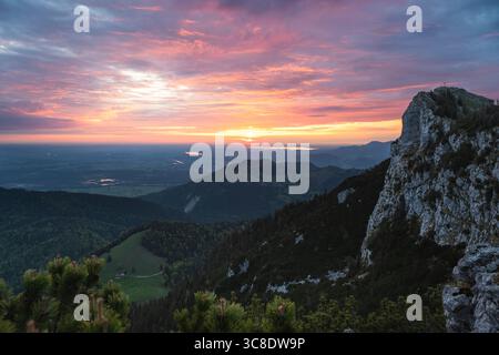 Lever de soleil coloré sur les contreforts alpins et la région de Chiemgau au Mont Breitenstein avec vue depuis le sommet du Bockstein, Bavière, Allemagne Banque D'Images