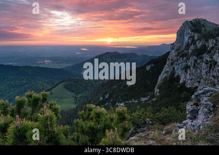 Lever de soleil coloré sur les contreforts alpins et la région de Chiemgau au Mont Breitenstein avec vue depuis le sommet du Bockstein, Bavière, Allemagne Banque D'Images