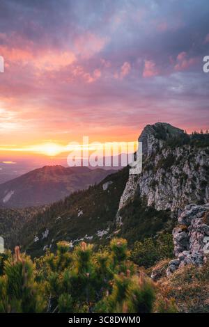 Lever de soleil coloré sur les contreforts alpins et la région de Chiemgau au Mont Breitenstein avec vue depuis le sommet du Bockstein, Bavière, Allemagne Banque D'Images