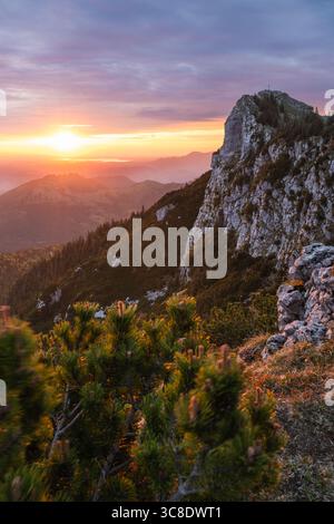 Lever de soleil coloré sur les contreforts alpins et la région de Chiemgau au Mont Breitenstein avec vue depuis le sommet du Bockstein, Bavière, Allemagne Banque D'Images