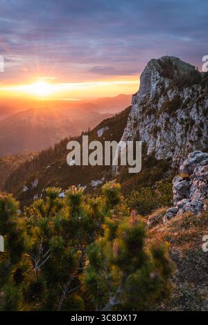 Lever de soleil coloré sur les contreforts alpins et la région de Chiemgau au Mont Breitenstein avec vue depuis le sommet du Bockstein, Bavière, Allemagne Banque D'Images