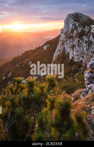 Lever de soleil coloré sur les contreforts alpins et la région de Chiemgau au Mont Breitenstein avec vue depuis le sommet du Bockstein, Bavière, Allemagne Banque D'Images