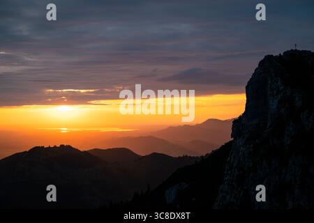 Lever de soleil coloré sur les contreforts alpins et la région de Chiemgau au Mont Breitenstein avec vue depuis le sommet du Bockstein, Bavière, Allemagne Banque D'Images