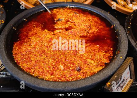 Gros plan d'un grand bol de sambal, une pâte de Chili traditionnelle. Banque D'Images