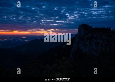 Aube brillante sur les contreforts alpins et la région de Chiemgau au Mont Breitenstein avec une vue depuis le sommet de Bockstein, Bavière, Allemagne Banque D'Images