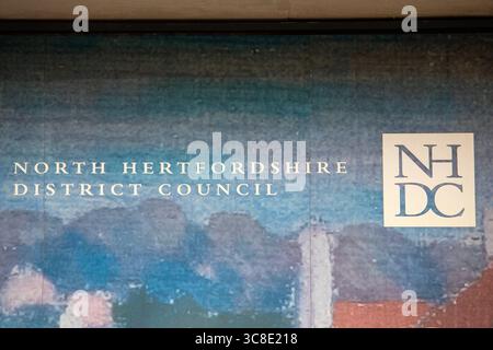 Hertfordshire, Royaume-Uni - 31 août 2024 : le logo du North Hertfordshire District Council, à l'extérieur du North Hertfordshire Museum dans la ville de Banque D'Images