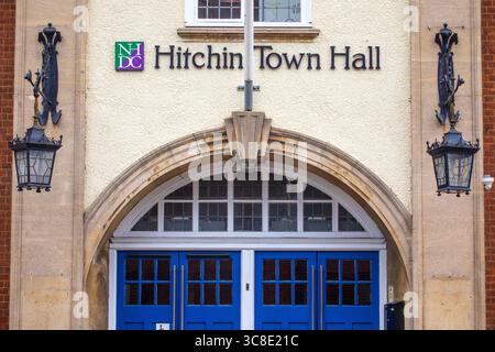 Hertfordshire, Royaume-Uni - 31 août 2024 : le panneau au-dessus de l'entrée de l'hôtel de ville de Hitchin dans la belle ville de Hitchin dans le Hertfordshire, Royaume-Uni. Banque D'Images