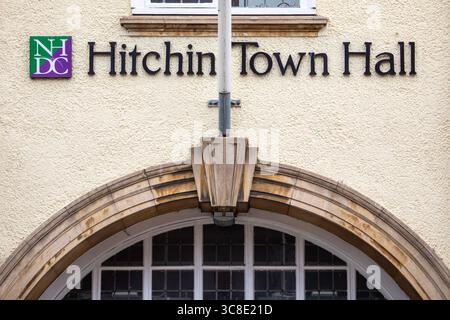 Hertfordshire, Royaume-Uni - 31 août 2024 : le panneau au-dessus de l'entrée de l'hôtel de ville de Hitchin dans la belle ville de Hitchin dans le Hertfordshire, Royaume-Uni. Banque D'Images