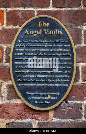 Hertfordshire, Royaume-Uni - 31 août 2024 : une plaque marquant et détaillant l'histoire des Angel Vaults, à l'extérieur de l'Angel Vaults Inn sur Sun S. Banque D'Images