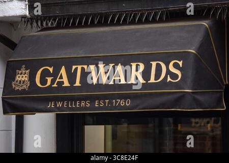 Hertfordshire, Royaume-Uni - 31 août 2024 : panneau sur l'extérieur de Gatwards - un joaillier dans la ville de Hitchin, Hertfordshire, Royaume-Uni. La société était estab Banque D'Images