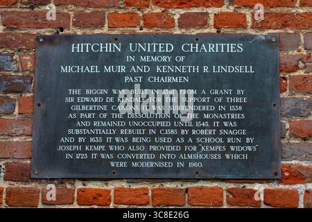 Hertfordshire, Royaume-Uni - 31 août 2024 : une plaque sur l'extérieur du Biggin dans la ville de Hitchin dans le Hertfordshire, Royaume-Uni, détaillant son histoire. Le b Banque D'Images