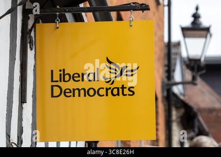 Hertfordshire, Royaume-Uni - 31 août 2024 : les libéraux démocrates signent devant leur bureau de campagne sur Bridge Street à Hitchin, Hertfordshire, Royaume-Uni. Banque D'Images