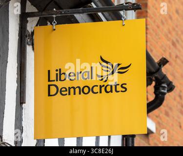 Hertfordshire, Royaume-Uni - 31 août 2024 : les libéraux démocrates signent devant leur bureau de campagne sur Bridge Street à Hitchin, Hertfordshire, Royaume-Uni. Banque D'Images