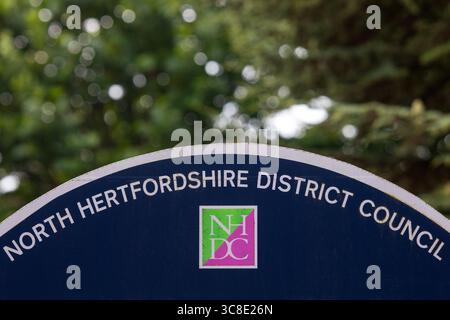 Hertfordshire, Royaume-Uni - 31 août 2024 : gros plan du logo du North Hertfordshire District Council sur un panneau à Hitchin, Hertfordshire, Royaume-Uni. Banque D'Images