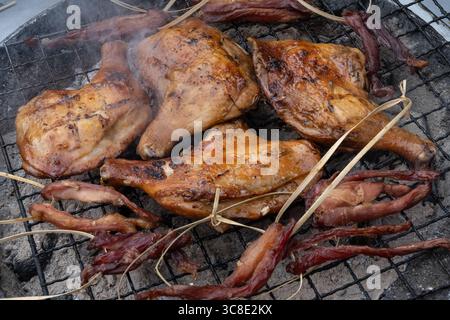 Morceaux de poulet grillés à l'extérieur dans un marché populaire de nourriture de rue à Chinatown, Bangkok, Thaïlande. Banque D'Images