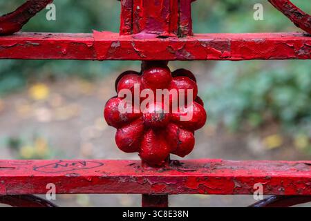 Un détail des portes originales de Strawberry Field à Liverpool, Royaume-Uni - rendu célèbre par la chanson du même nom par les Beatles. Banque D'Images
