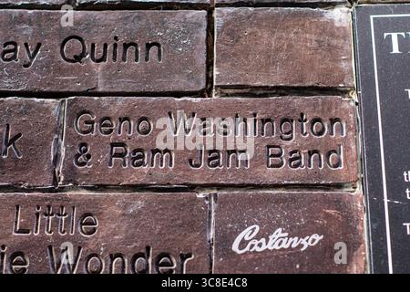 Liverpool, Royaume-Uni - 19 septembre 2024 : Geno Washington et Ram Jam Band sur le Cavern Wall of Fame sur Mathew Street à Liverpool, Royaume-Uni - commémorant le Banque D'Images