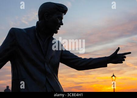 Liverpool, Royaume-Uni - 19 septembre 2024 : une statue de l'étoile primitive du Rock and Roll - Billy Fury, située sur le Royal Albert Dock dans la ville de Liverpool, Banque D'Images