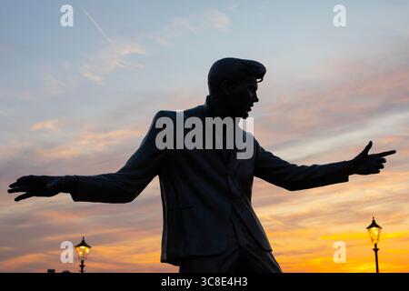 Liverpool, Royaume-Uni - 19 septembre 2024 : une statue de l'étoile primitive du Rock and Roll - Billy Fury, située sur le Royal Albert Dock dans la ville de Liverpool, Banque D'Images