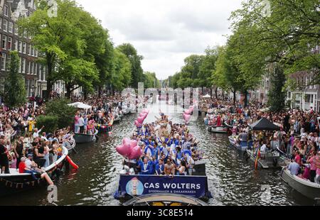 Fêtards on the Boat célèbre le canal Parade LGBTQIA+ sur le canal Prinsengracht avec le thème de cette année 'LOVE' lors de la Gay Pride Amsterdam sur Augu Banque D'Images