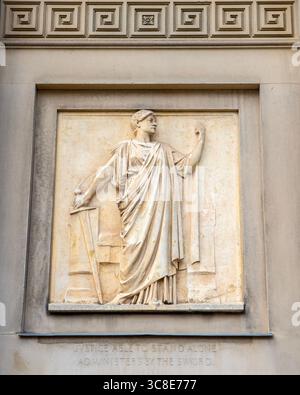 Une frise symbolisant la Justice à l'extérieur du magasin Georges Hall à Liverpool, Royaume-Uni. Banque D'Images