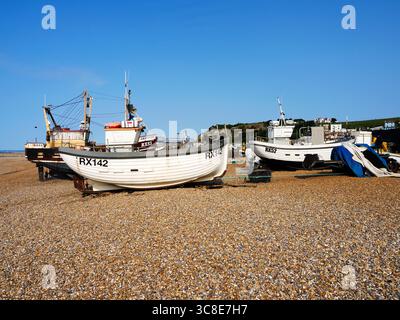 Bateaux de pêche sur la plage de galets à Hastings East Sussex Angleterre Banque D'Images