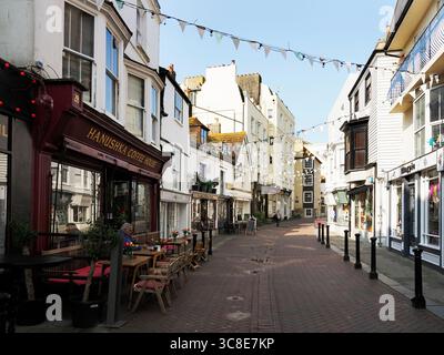George Street par un matin ensoleillé dans la vieille ville de Hastings East Sussex Angleterre Banque D'Images