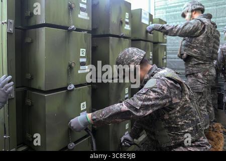 Séoul, CORÉE DU SUD. 4 août 2025. 4 août 2025-Séoul, Corée du Sud-des soldats sud-coréens démantelent un haut-parleur fixe à un endroit non spécifié, qui avait été utilisé pour des émissions de propagande contre la Corée du Nord. (Crédit image : © Ministère de la Défense via ZUMA Press Wire) USAGE ÉDITORIAL SEULEMENT ! Non destiné à UN USAGE commercial ! Banque D'Images
