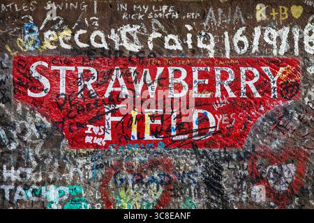 Liverpool, Royaume-Uni - 21 septembre 2024 : panneau à l'entrée de Strawberry Field à Liverpool, Royaume-Uni - rendu célèbre par la chanson du même nom par The Beatl Banque D'Images