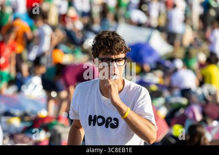 Rome, Italie. 04 août 2025. **NON LIBRI** Italie, Rome, Vatican, 2025/8/3.fidèles participant au Jubilé des jeunes dans le quartier Tor Vergata de Rome, dans le cadre du Jubilé des jeunes . Le pape Léon XIV a présidé une messe finale à Rome pour plus d’un million de jeunes, le point culminant d’un pèlerinage des jeunes qui a attiré des catholiques du monde entier. Photographie de CLAUDIO ASQUINI /Catholic Press photo Credit : Independent photo Agency/Alamy Live News Banque D'Images