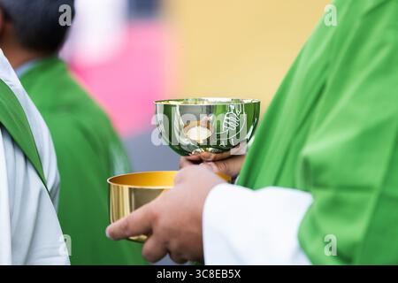 Rome, Italie. 04 août 2025. **NON LIBRI** Italie, Rome, Vatican, 2025/8/3.fidèles participant au Jubilé des jeunes dans le quartier Tor Vergata de Rome, dans le cadre du Jubilé des jeunes . Le pape Léon XIV a présidé une messe finale à Rome pour plus d’un million de jeunes, le point culminant d’un pèlerinage des jeunes qui a attiré des catholiques du monde entier. Photographie de CLAUDIO ASQUINI /Catholic Press photo Credit : Independent photo Agency/Alamy Live News Banque D'Images