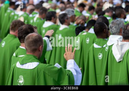 Rome, Italie. 04 août 2025. **NON LIBRI** Italie, Rome, Vatican, 2025/8/3.fidèles participant au Jubilé des jeunes dans le quartier Tor Vergata de Rome, dans le cadre du Jubilé des jeunes . Le pape Léon XIV a présidé une messe finale à Rome pour plus d’un million de jeunes, le point culminant d’un pèlerinage des jeunes qui a attiré des catholiques du monde entier. Photographie de CLAUDIO ASQUINI /Catholic Press photo Credit : Independent photo Agency/Alamy Live News Banque D'Images