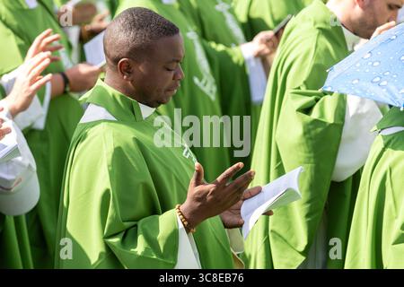 Rome, Italie. 04 août 2025. **NON LIBRI** Italie, Rome, Vatican, 2025/8/3.fidèles participant au Jubilé des jeunes dans le quartier Tor Vergata de Rome, dans le cadre du Jubilé des jeunes . Le pape Léon XIV a présidé une messe finale à Rome pour plus d’un million de jeunes, le point culminant d’un pèlerinage des jeunes qui a attiré des catholiques du monde entier. Photographie de CLAUDIO ASQUINI /Catholic Press photo Credit : Independent photo Agency/Alamy Live News Banque D'Images